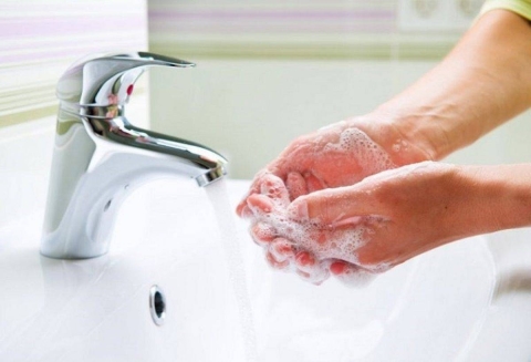 Nước rửa tay sát khuẩn nhanh cháy hàng, giải pháp nào thay thế?